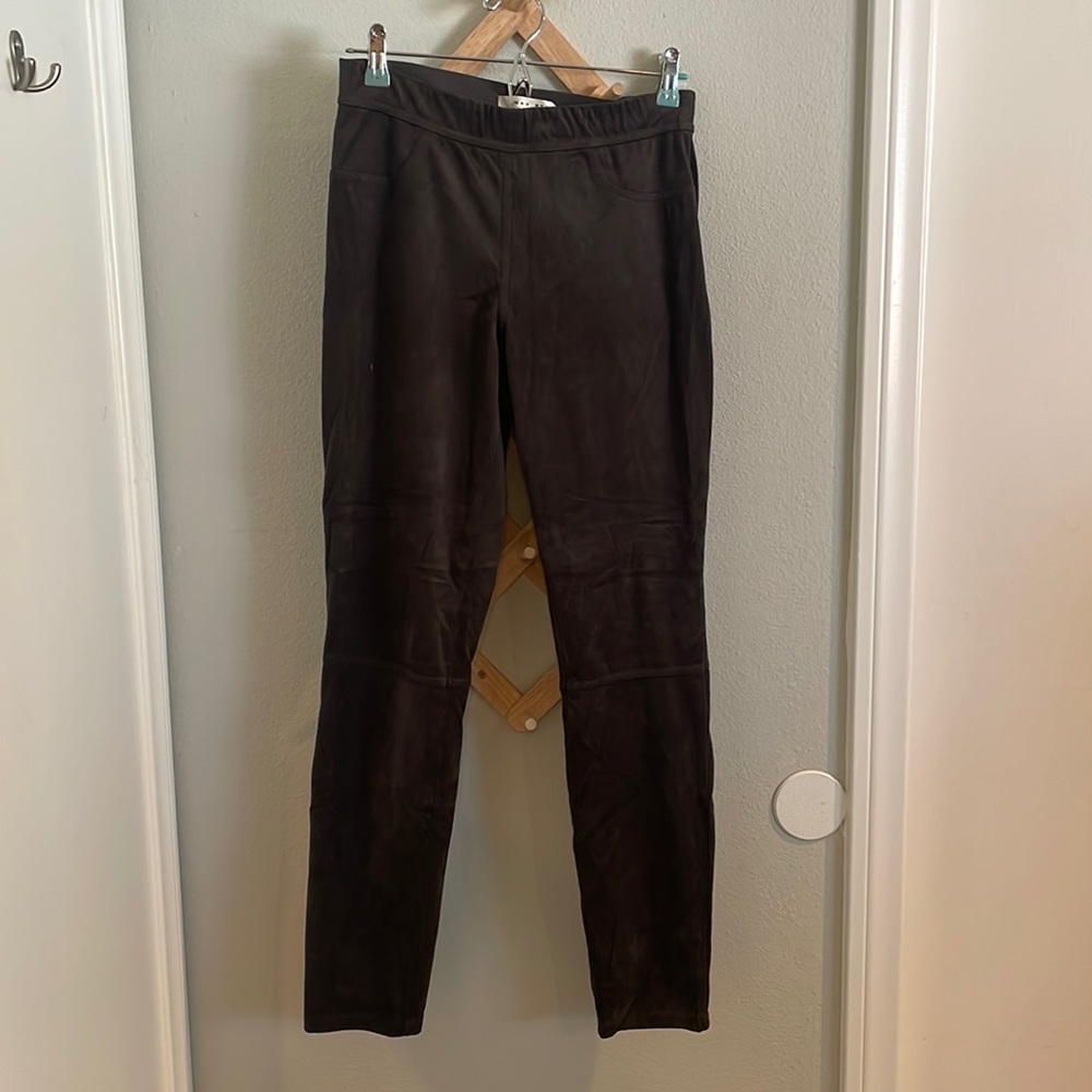 Max Studio Suede leggings with back pocket and elastic waist